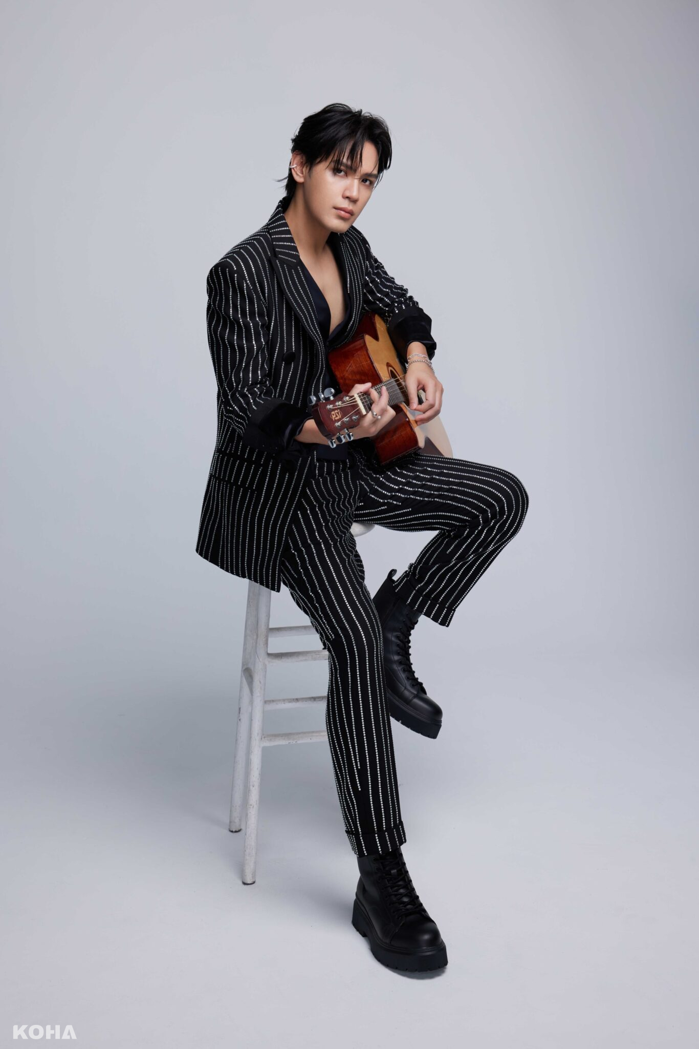 陳零九拿著心愛的木吉他一起入鏡拍攝全新宣傳照照片提供 種子音樂 1 scaled