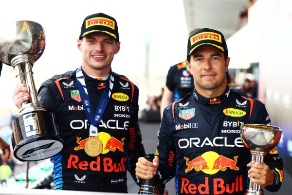 01 Red Bull車隊車手Max Verstappen 與隊友Sergio Perez於2024 F1日本大獎賽奪下冠亞軍。（Red Bull 提供） 1