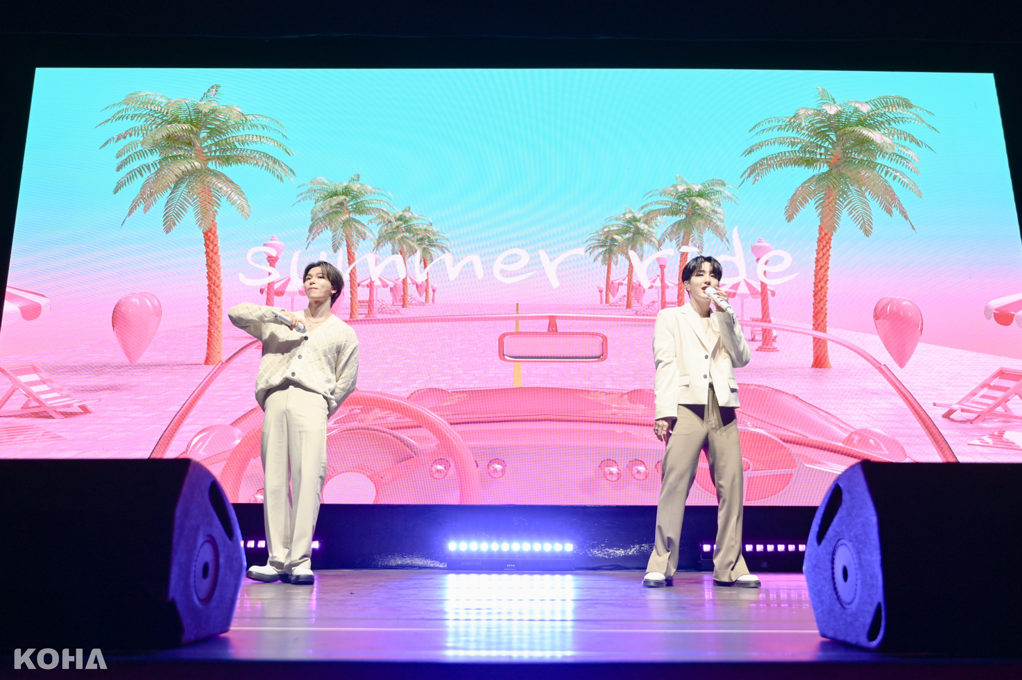 02.Heejae（右）與Ireah（左）特別準備台北唯一舞台，也加碼唱「想見你想見你想見你」。