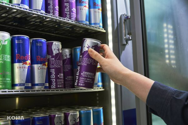 05 Red Bull Purple Edition 巨峰葡萄風味將於4月3日於台灣各大通路上架，於四大便利超商、量販通路及電商購買享新品優惠。（Red Bull提供） 1