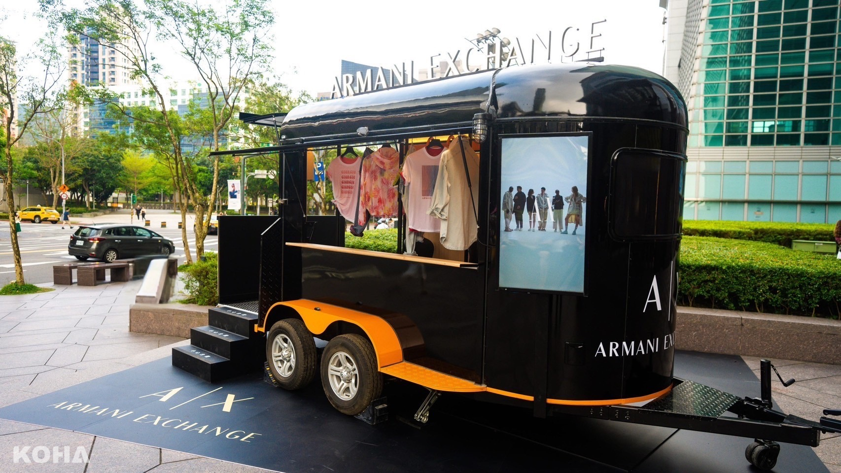 A|X Armani Exchange 復古巴士現身台北101  邀婁峻碩、孫麥傑、KIRE玩訪潮流打卡點 詮釋自由精神