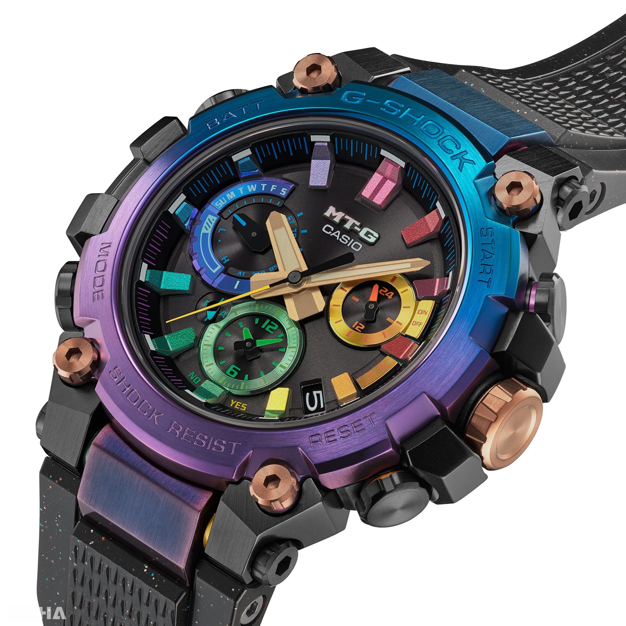 不鏽鋼金屬錶圈至錶耳處經過藍色和紫色漸變IP處理，時刻和錶盤也飾有多色星雲風格的設計