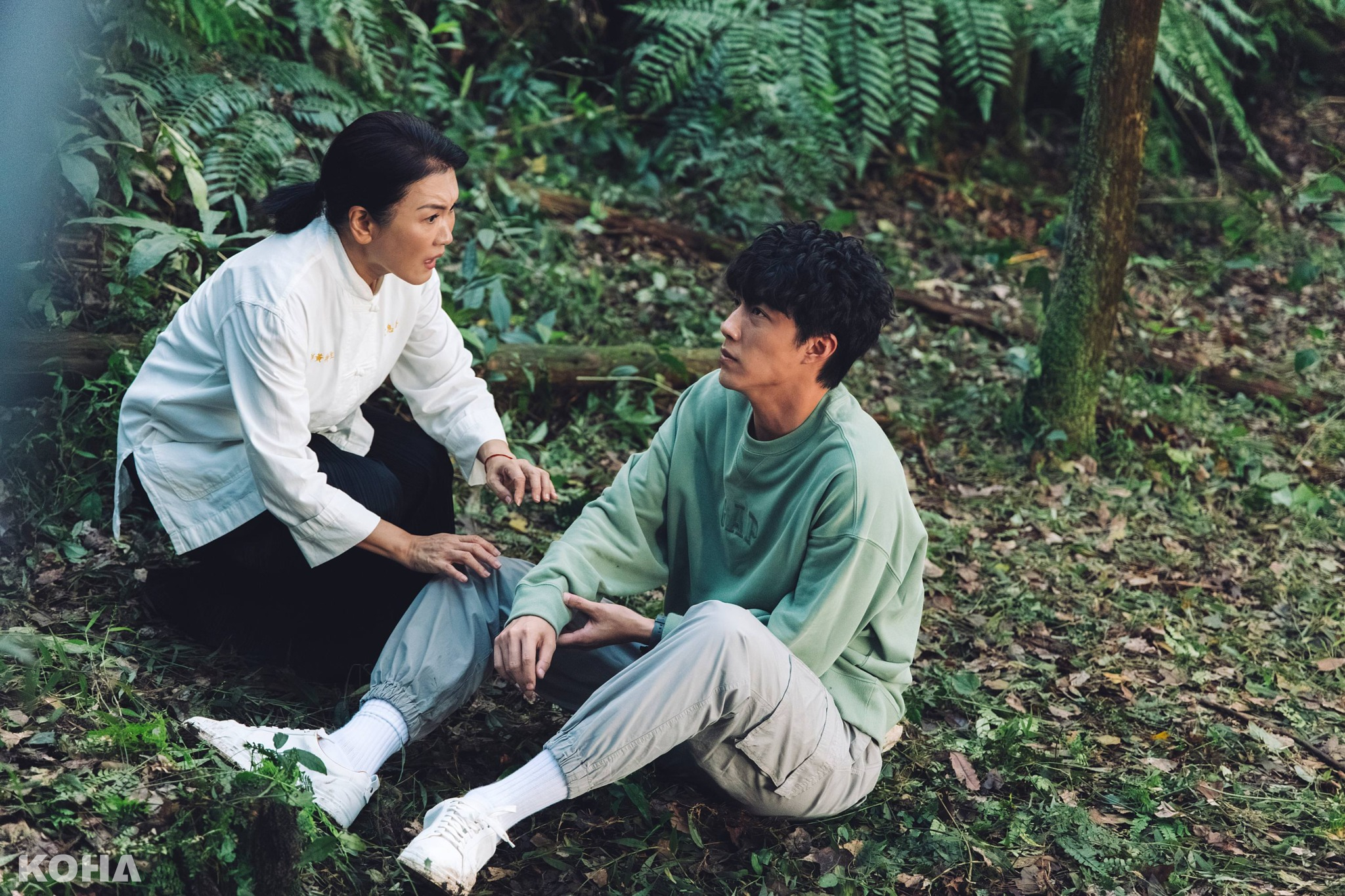 姚黛瑋（左）飾演蔡凡熙（右）的媽媽，丈夫過世後，一肩扛起家裡經營的宮廟及照顧兒子的責任。