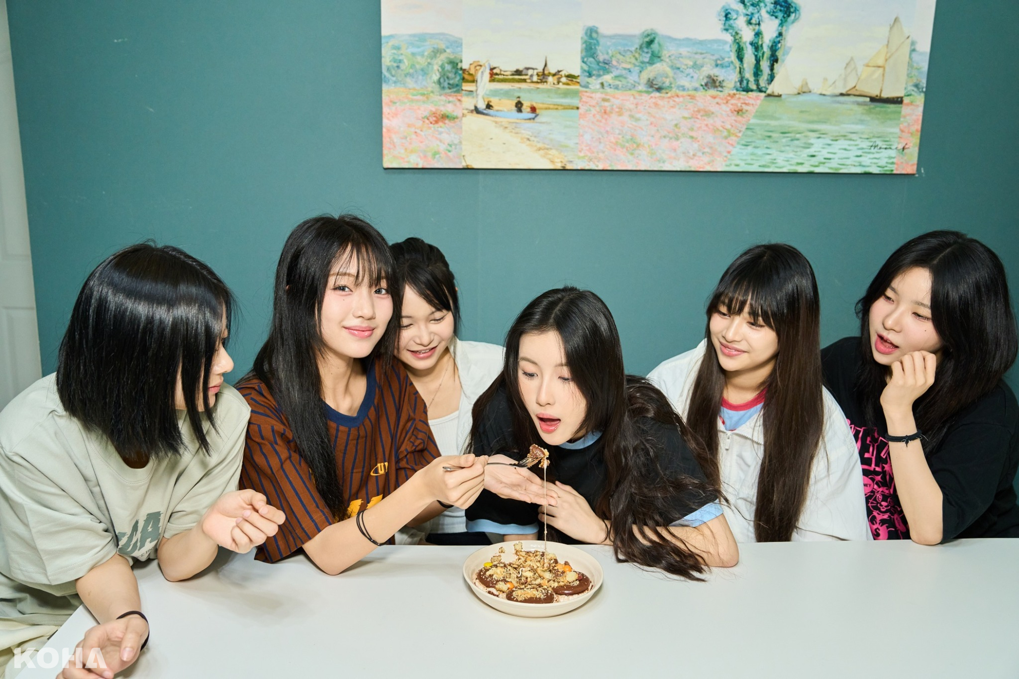 小熊為毓做生日蛋糕１左起：XXIN、采甄、許媛媛、毓、Nico、Ayeon 2