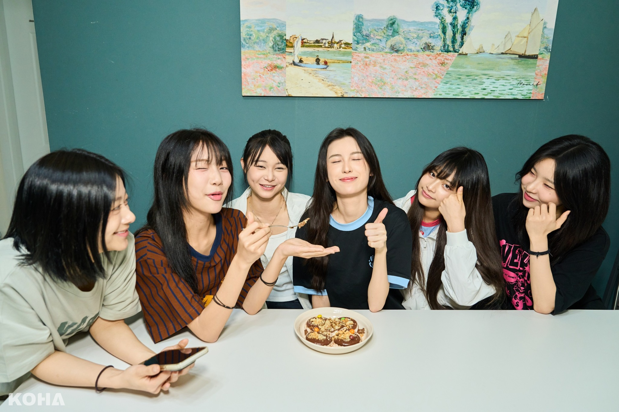 小熊為毓做生日蛋糕１左起：XXIN、采甄、許媛媛、毓、Nico、Ayeon 3