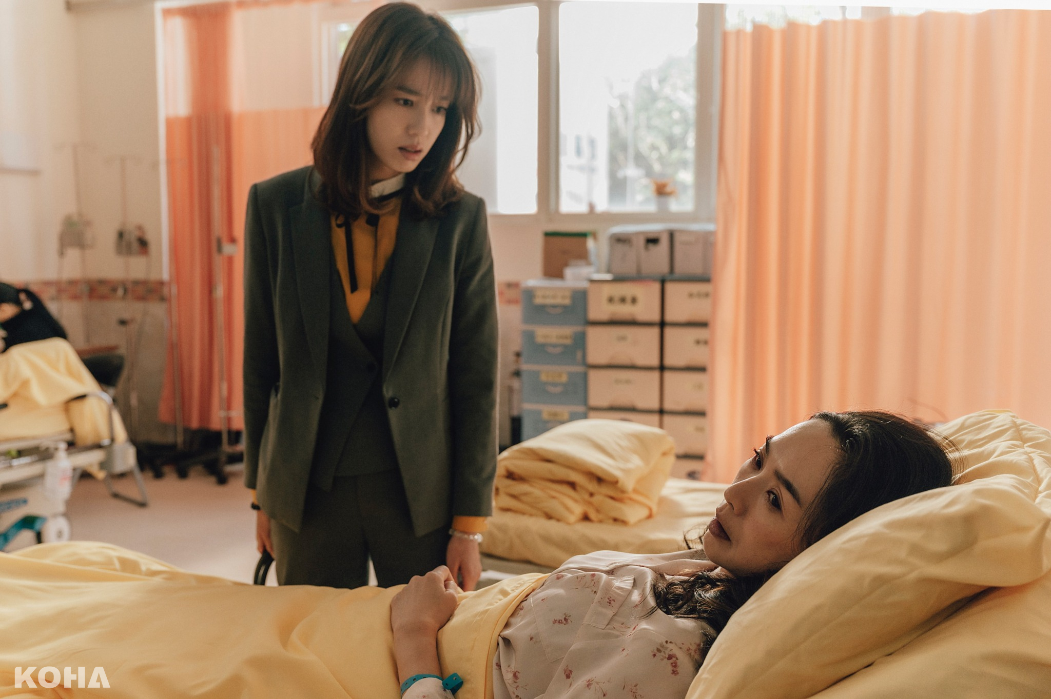 資深名模王靜瑩（右）扮演陳庭妮（左）的「老公主媽媽」，堪稱地表最強麻煩製造者，甚至自己弄到受傷進醫院。
