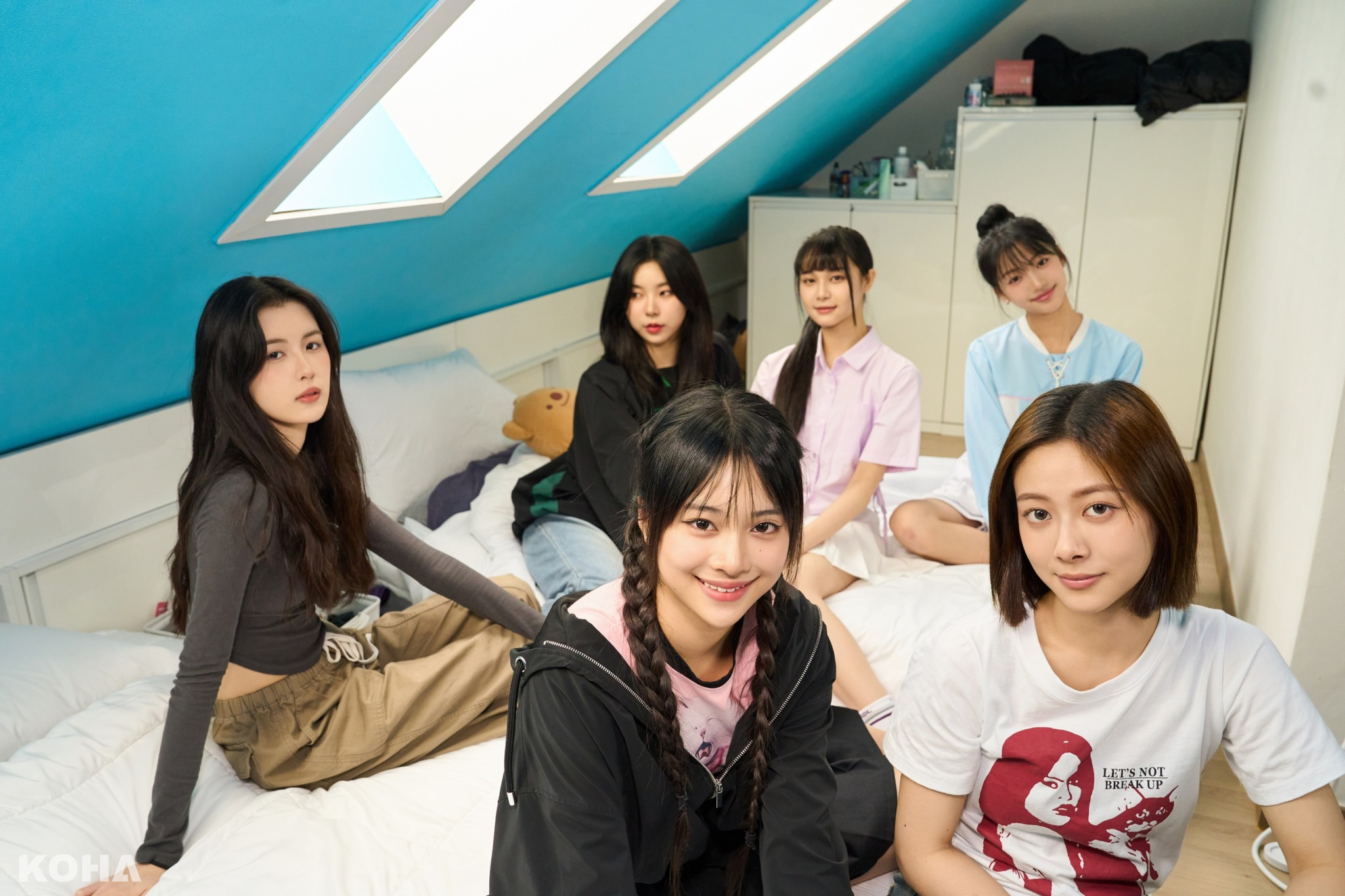 GENBLUE幻藍小熊首爾宿舍合影前排左起：Nico、XXIN、後排左起：毓、Ayeon、許媛媛、采甄