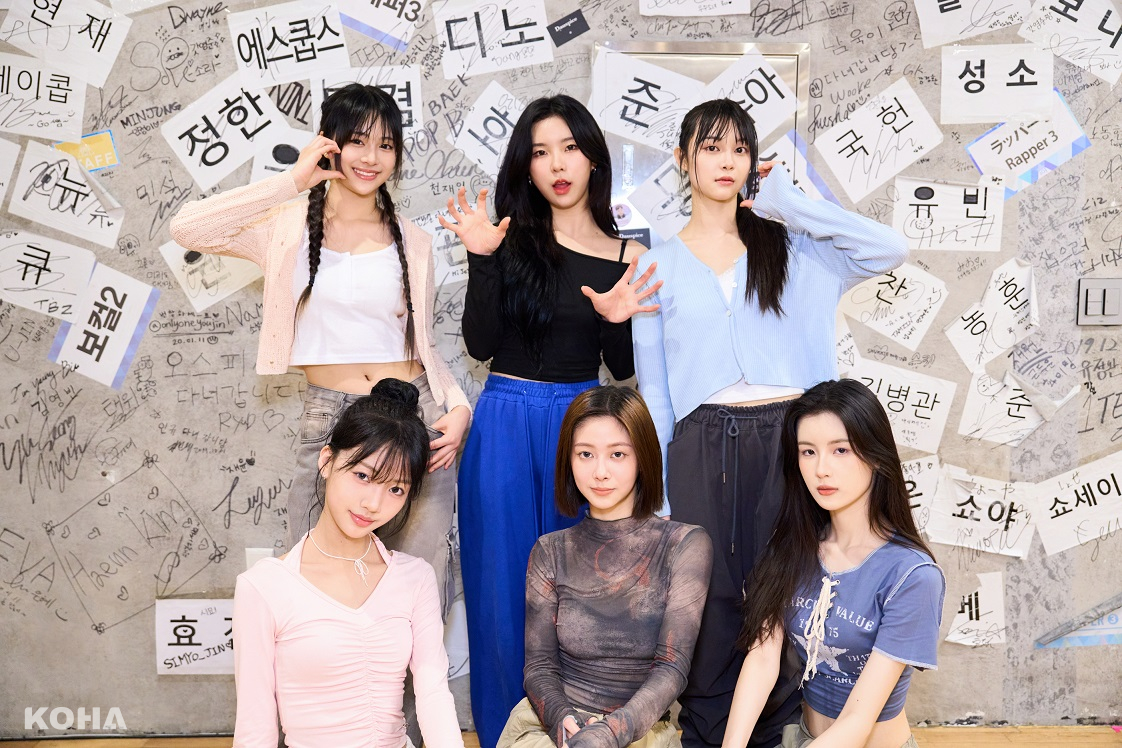GENBLUE幻藍小熊 上排左起Nico、Ayeon、許媛媛、下排左起采甄、XXIN、毓 與舞蹈教室的名人牆合影