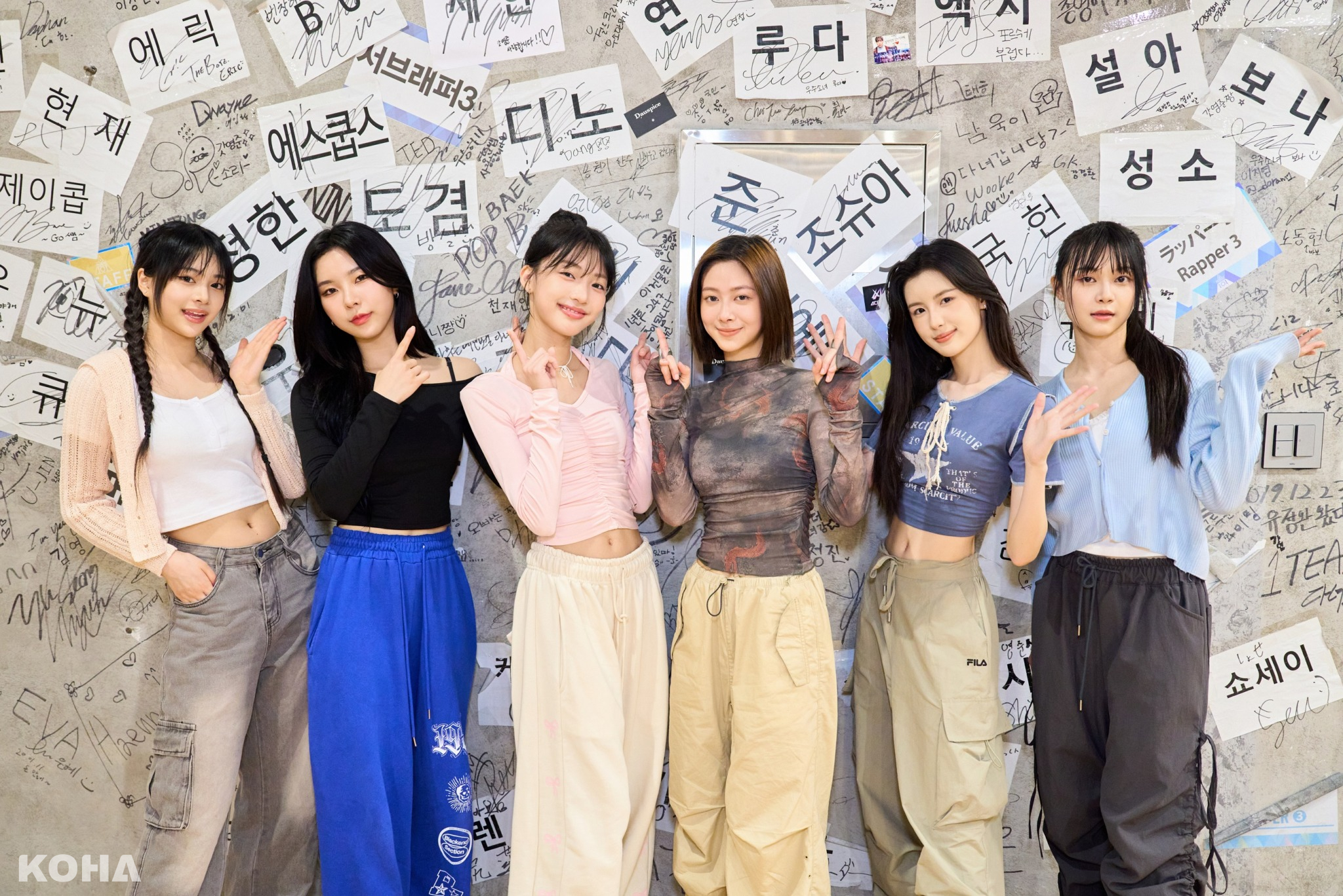 GENBLUE幻藍小熊 左起Nico、Ayeon、采甄、XXIN、毓、許媛媛 與舞蹈教室的名人牆合影