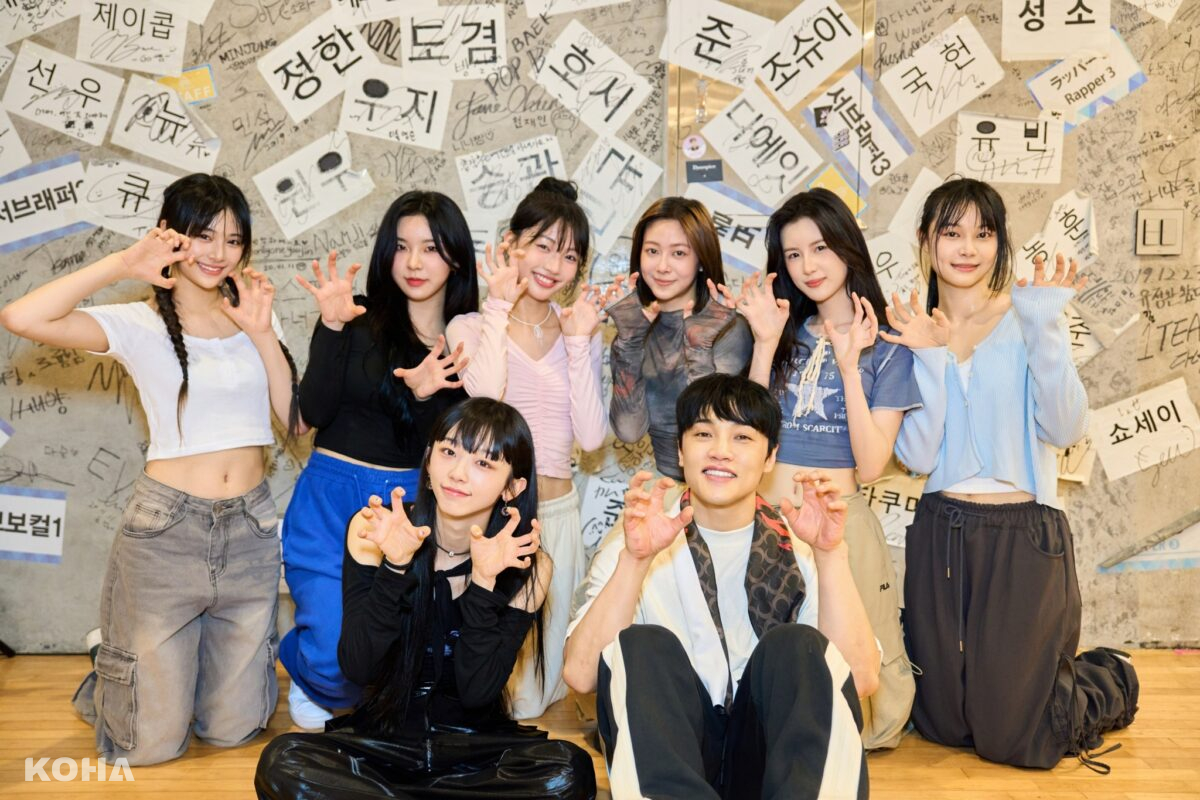 GENBLUE幻藍小熊 上排左起Nico、Ayeon、采甄、XXIN、毓、許媛媛 與兩位舞蹈名師下排左起Redy、崔容俊 合照