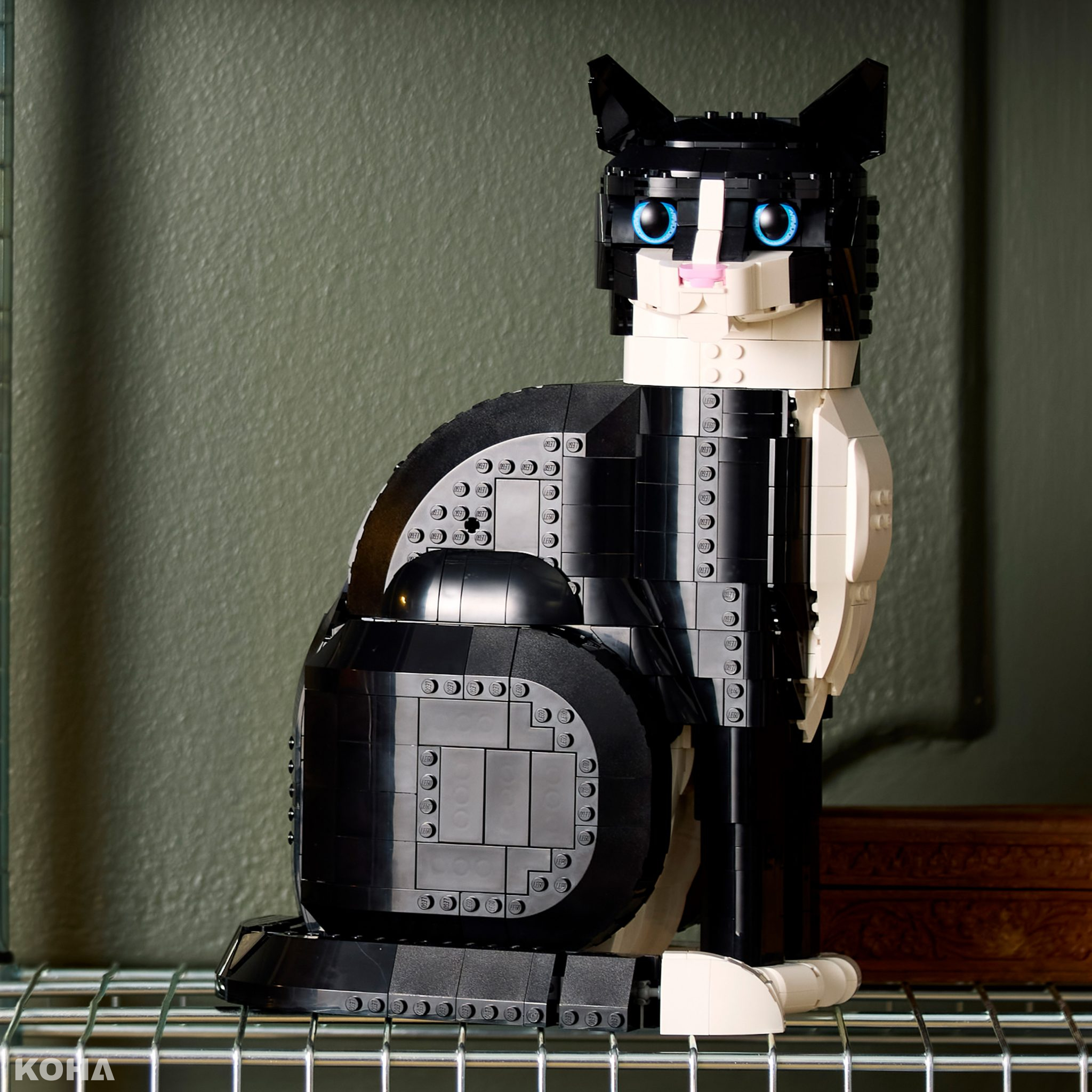 LEGO Ideas 21349 Tuxedo Cat Lifestyle Envr crop 2048x2048 1