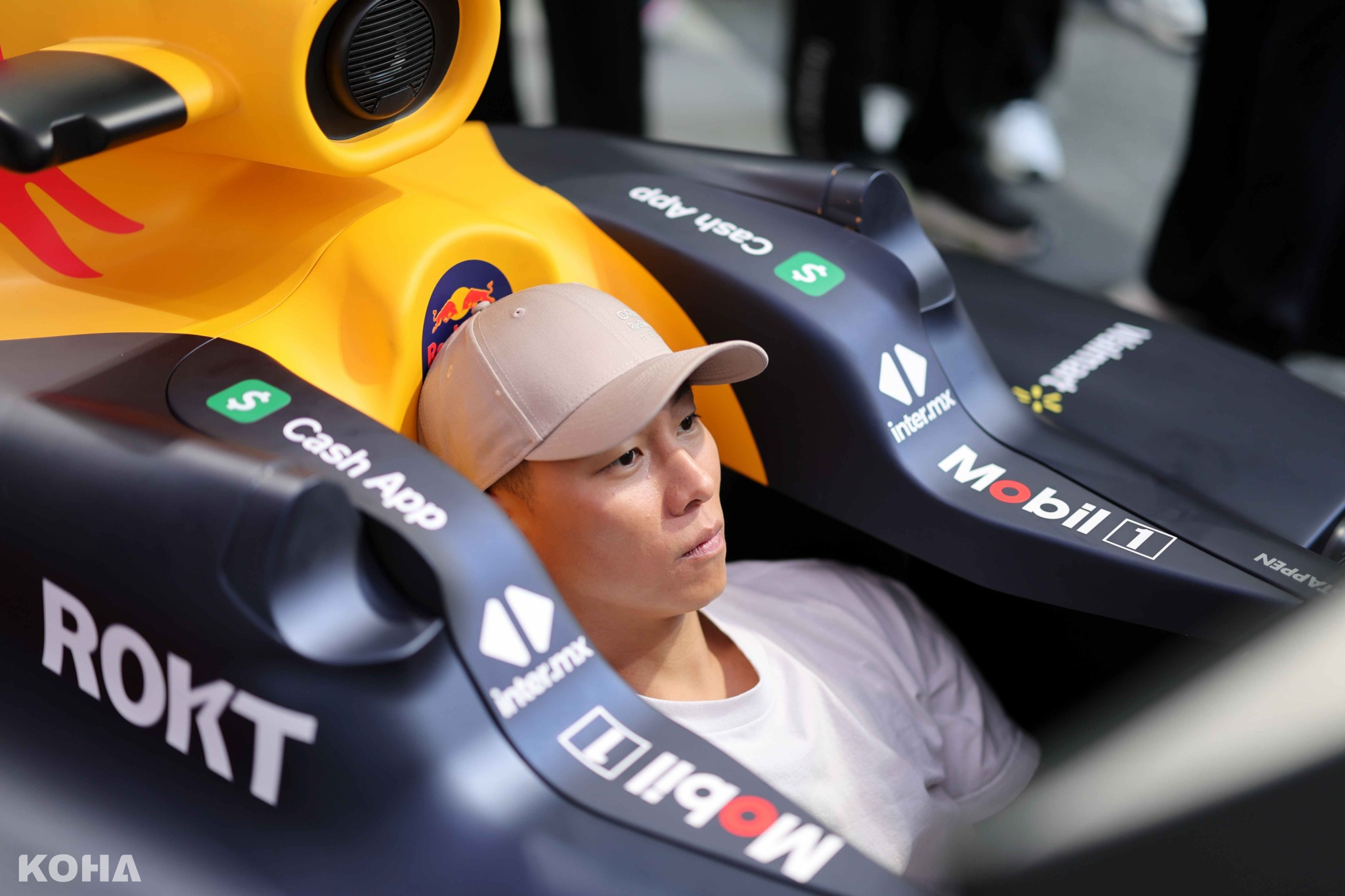 Red Bull即日起陸續於北中南舉行一系列的全台換胎挑戰，瘦子E.SO搶先模擬體驗開賽車的快感。（Red Bull 提供）1