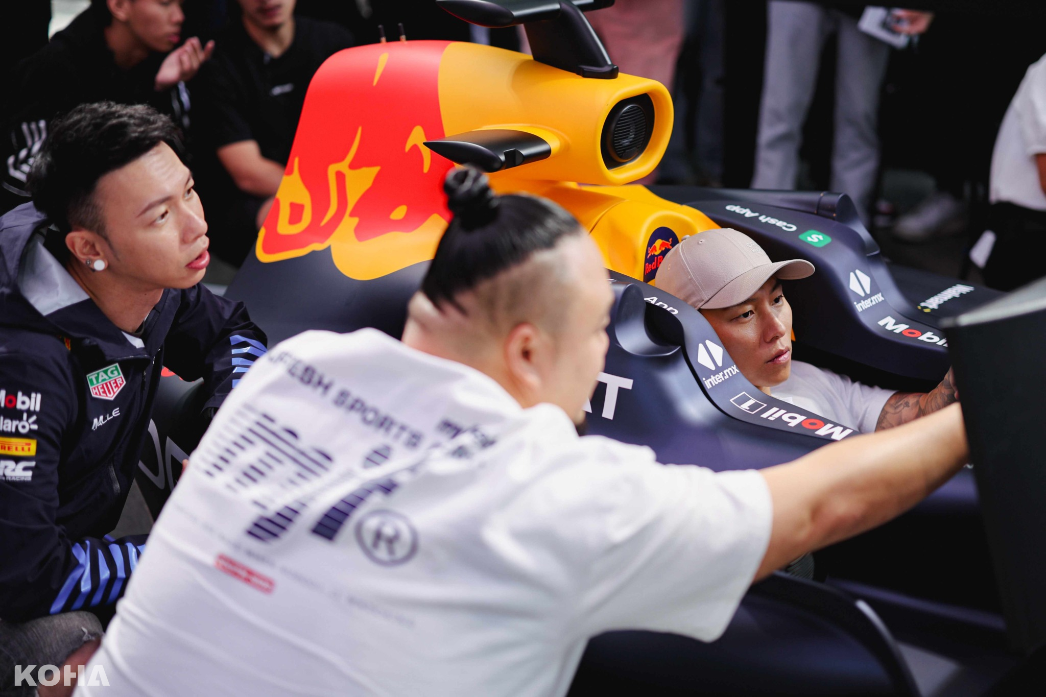 Red Bull即日起陸續於北中南舉行一系列的全台換胎挑戰，瘦子E.SO搶先模擬體驗開賽車的快感。（Red Bull 提供）2