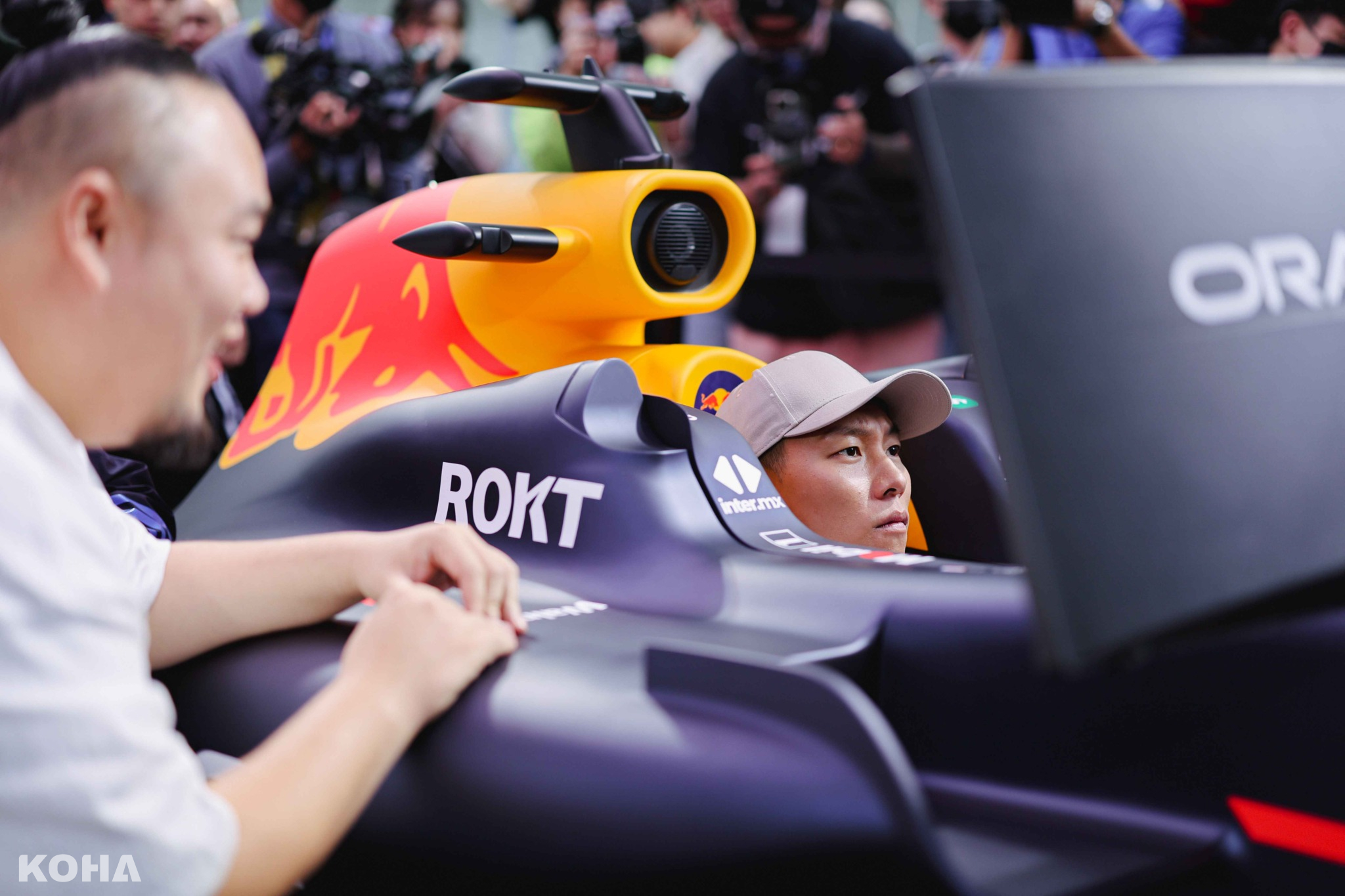 Red Bull即日起陸續於北中南舉行一系列的全台換胎挑戰，瘦子E.SO搶先模擬體驗開賽車的快感，隊友大淵MUTA在一旁加油。（Red Bull 提供）