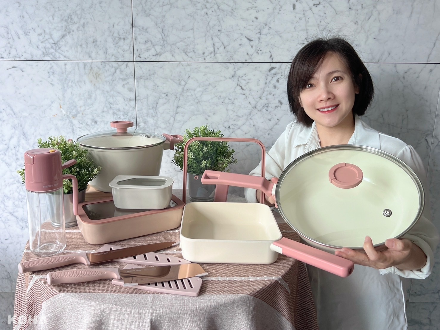 自6月14日至9月5日，全聯與大潤發共同推出全新一檔點換購活動，首次與韓國網美鍋具品牌【NEOFLAM】合作，推出8款獨家清新療癒風格的廚具用品