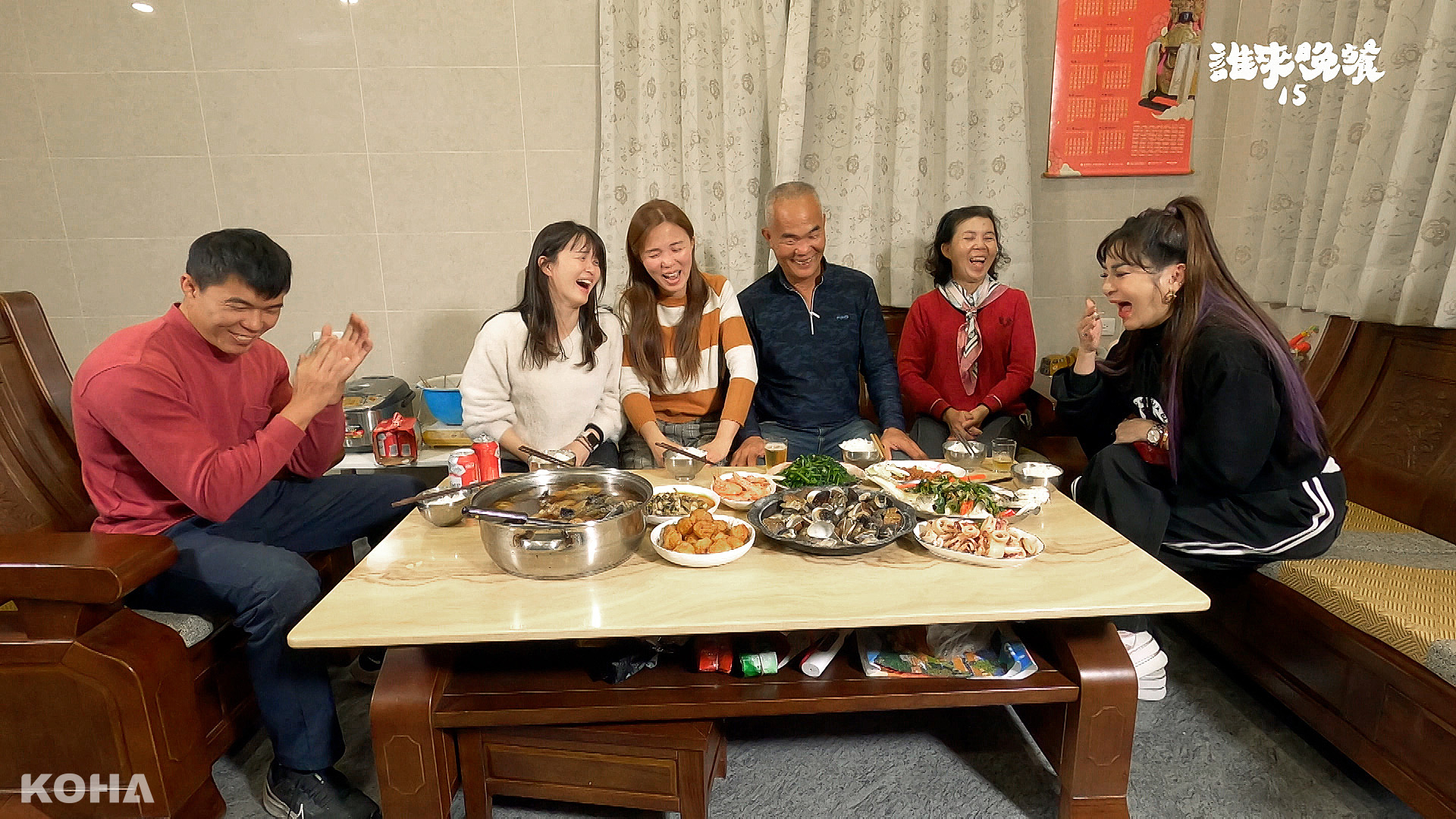 04 誰來晚餐15 王彩樺右1幽默風趣和受訪家庭打成一片。