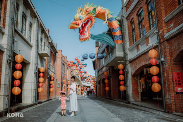 9.傳藝文昌街藝術裝置「飛龍在天舞春風」，近百米長的飛龍盤旋在空中，是遊客必訪的打卡景點。
