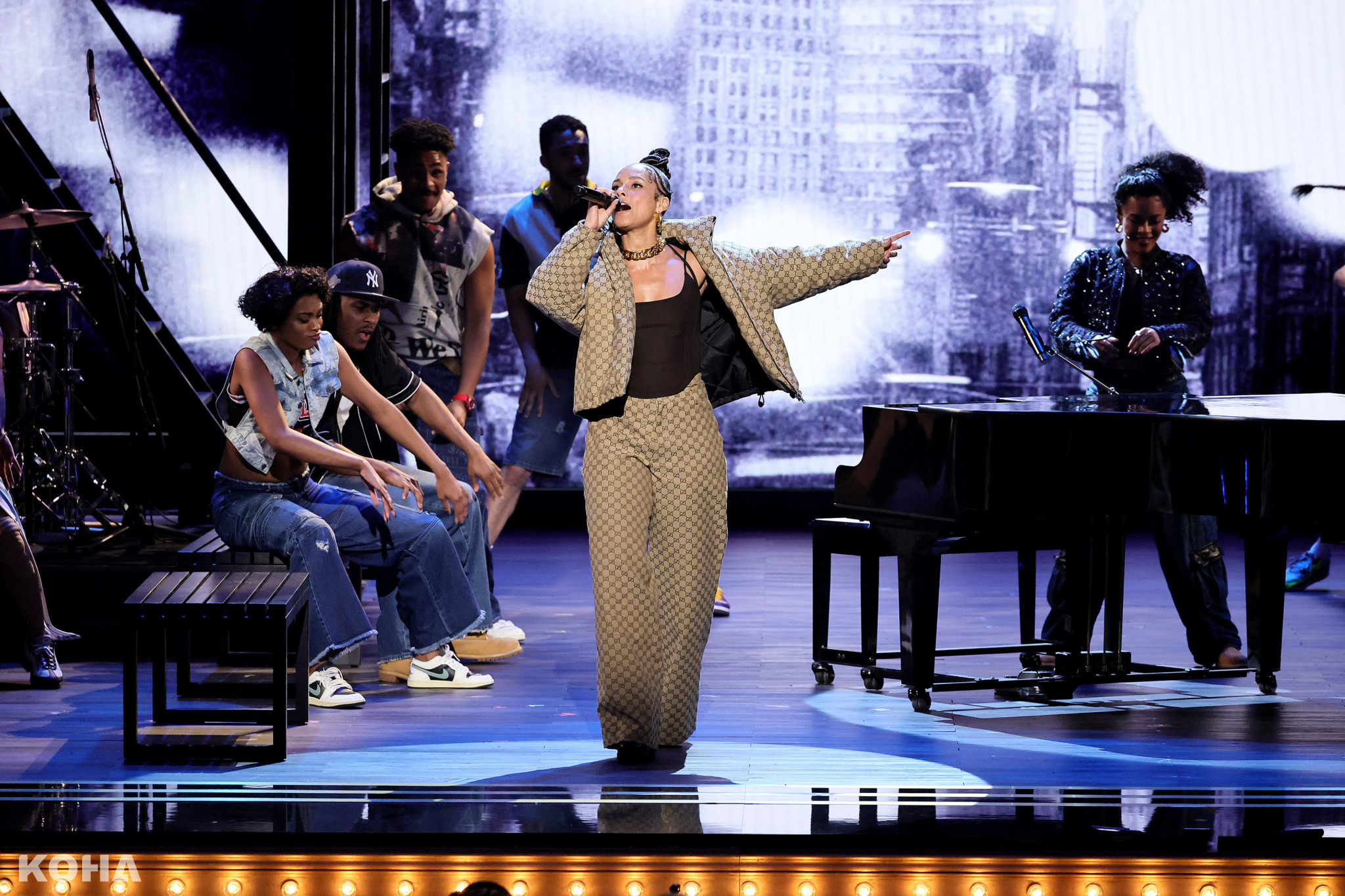 Alicia Keys日前於表演時穿著訂製Gucci絲質馬甲上衣搭配Gucci鋪棉Logo夾克和同款Over size長褲