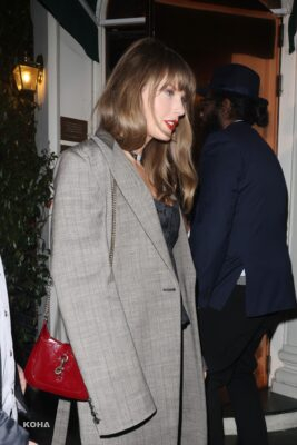 Taylor Swift搭配Ancora紅的 Jackie Notte晚宴包和Signoria高跟鞋 scaled