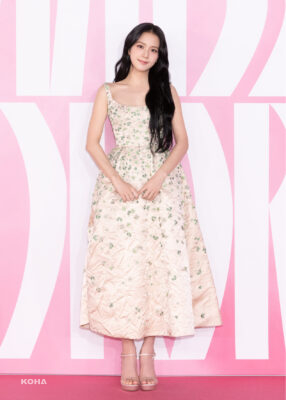 透明感溢出的Jisoo粉色妝容亮相「Miss Dior展覽會」開幕