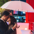 陳庭妮（右）深陷丁春誠（左）的熟男氣息，兩人上演雨中撐傘浪漫擁吻戲。