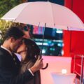 陳庭妮（右）深陷丁春誠（左）的熟男氣息，兩人上演雨中撐傘浪漫擁吻戲。